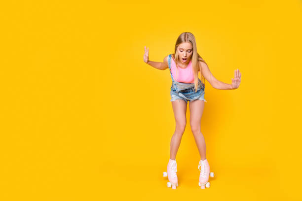 Mulher de braços abertos quase caindo de patins